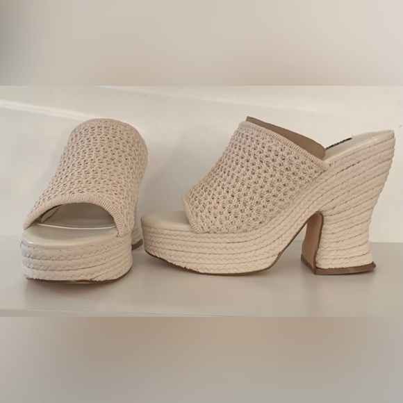 Nine West Platform Slides - Picture 1 of 5